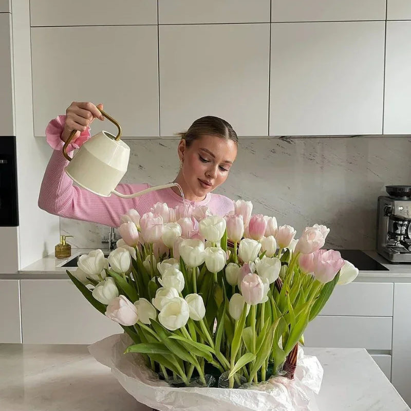 Flores artificiais Izaraflores em decoração minimalista, trazendo aconchego e beleza duradoura.