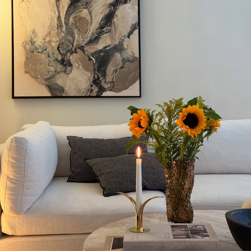 Girassóis artificiais da Izara Flores em vaso decorativo, perfeitos para iluminar salas e trazer alegria à decoração com beleza natural e durabilidade.