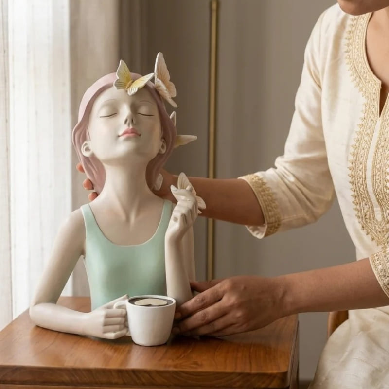 Escultura de Boneca Milly Com Xícara - Edição Limitada