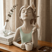 Escultura de Boneca Milly Com Xícara - Edição Limitada