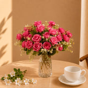 Flores artificiais buquê charme rose em seda Real Touch em vaso de vidro sobre mesa bege – decoração premium Izara Flores
