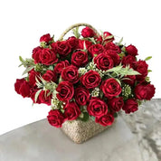 Flores artificiais rosas vermelhas com aparência real, zero manutenção e beleza eterna. Perfeitas para decoração e presentes. Compre na Izara Flores.