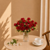 Flores artificiais rosas vermelhas em vaso de vidro sobre mesa bege – arranjo decorativo premium Izara Flores
