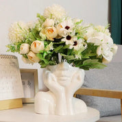 Vaso Cerâmica em mesa de centro, transmitindo elegância e presença em um ambiente contemporâneo.