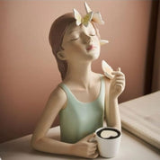 Escultura de Boneca Milly Com Xícara - Edição Limitada