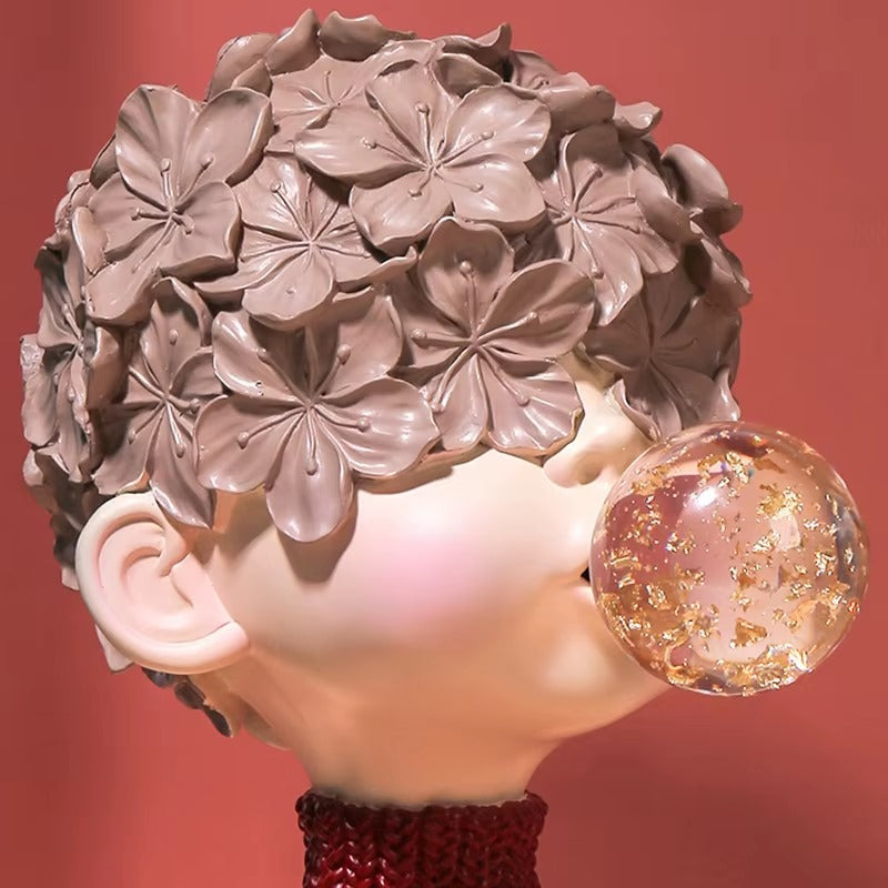 Menino com Bola de Mascar – Charme em Cada Detalhe