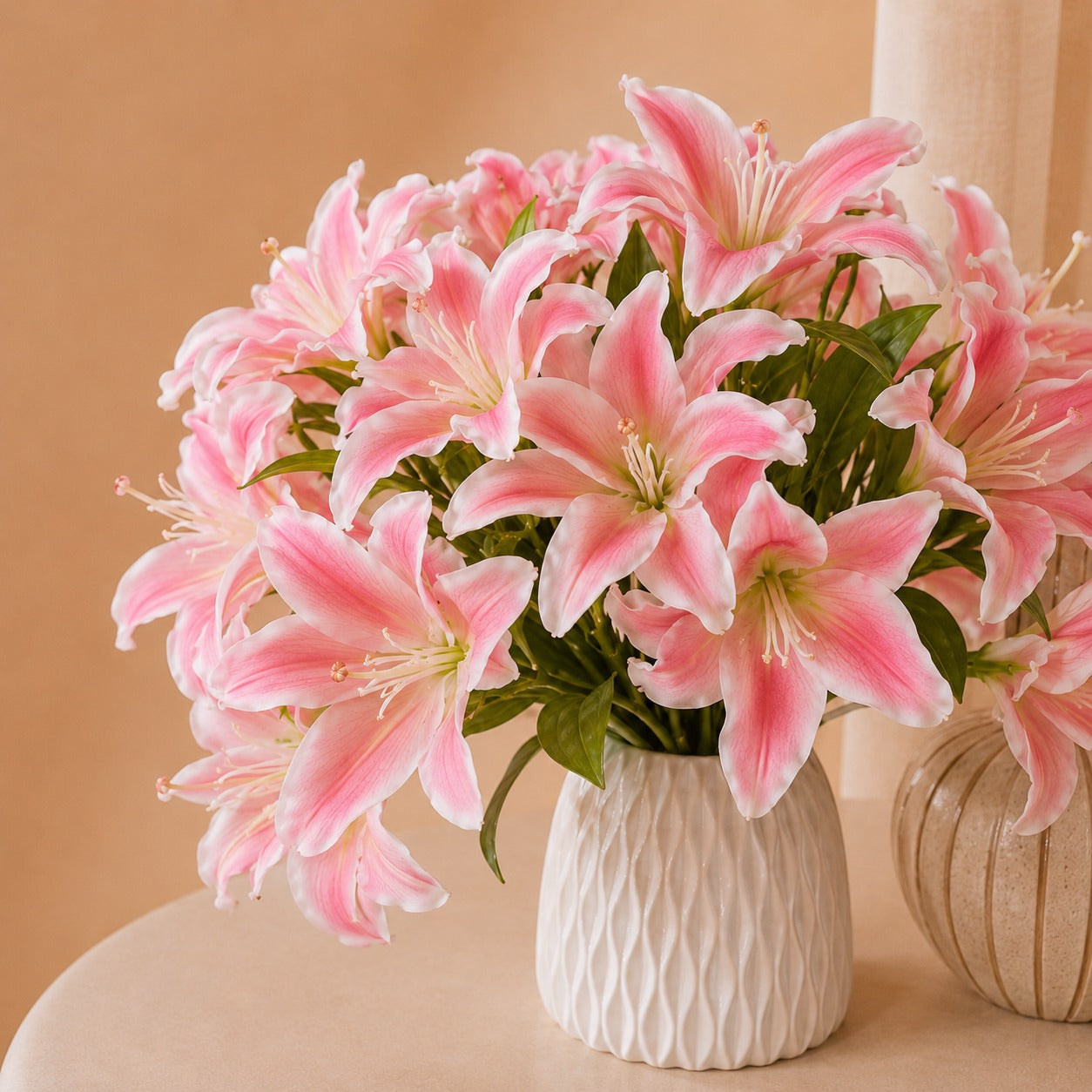 Lírio artificial rosa com pétalas realistas — flores artificiais realistas em arranjo volumoso, ideal para decoração elegante de ambientes
