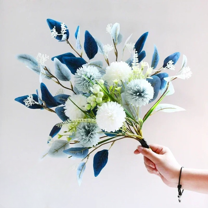 Bouquet Artificial – Elegância em Tons de Azul