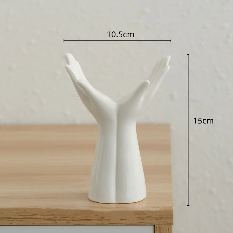 Vaso de Cerâmica Design – Mãos que Acolhem