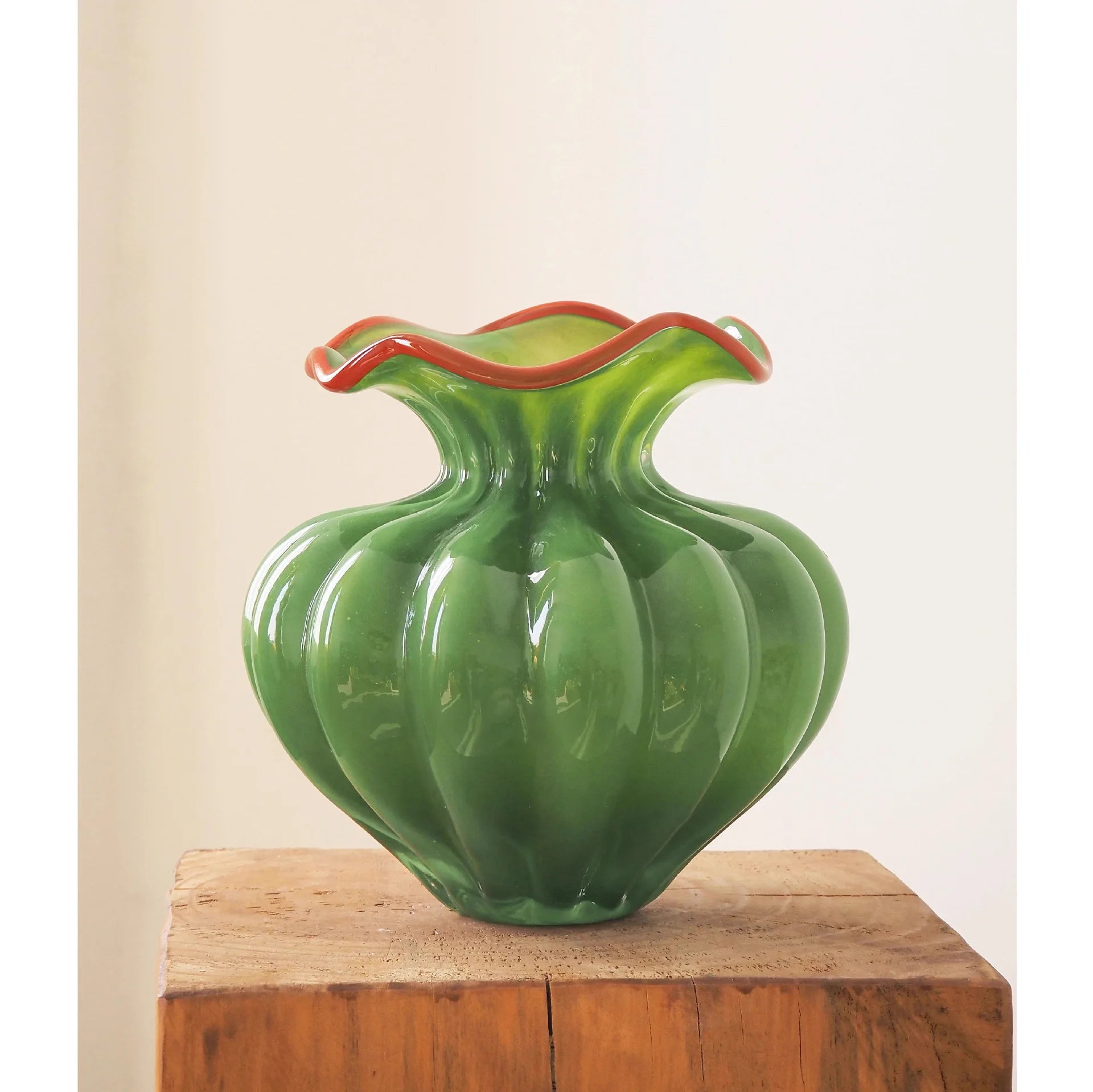 Vaso Pistache – Design Escultural em Vidro Premium