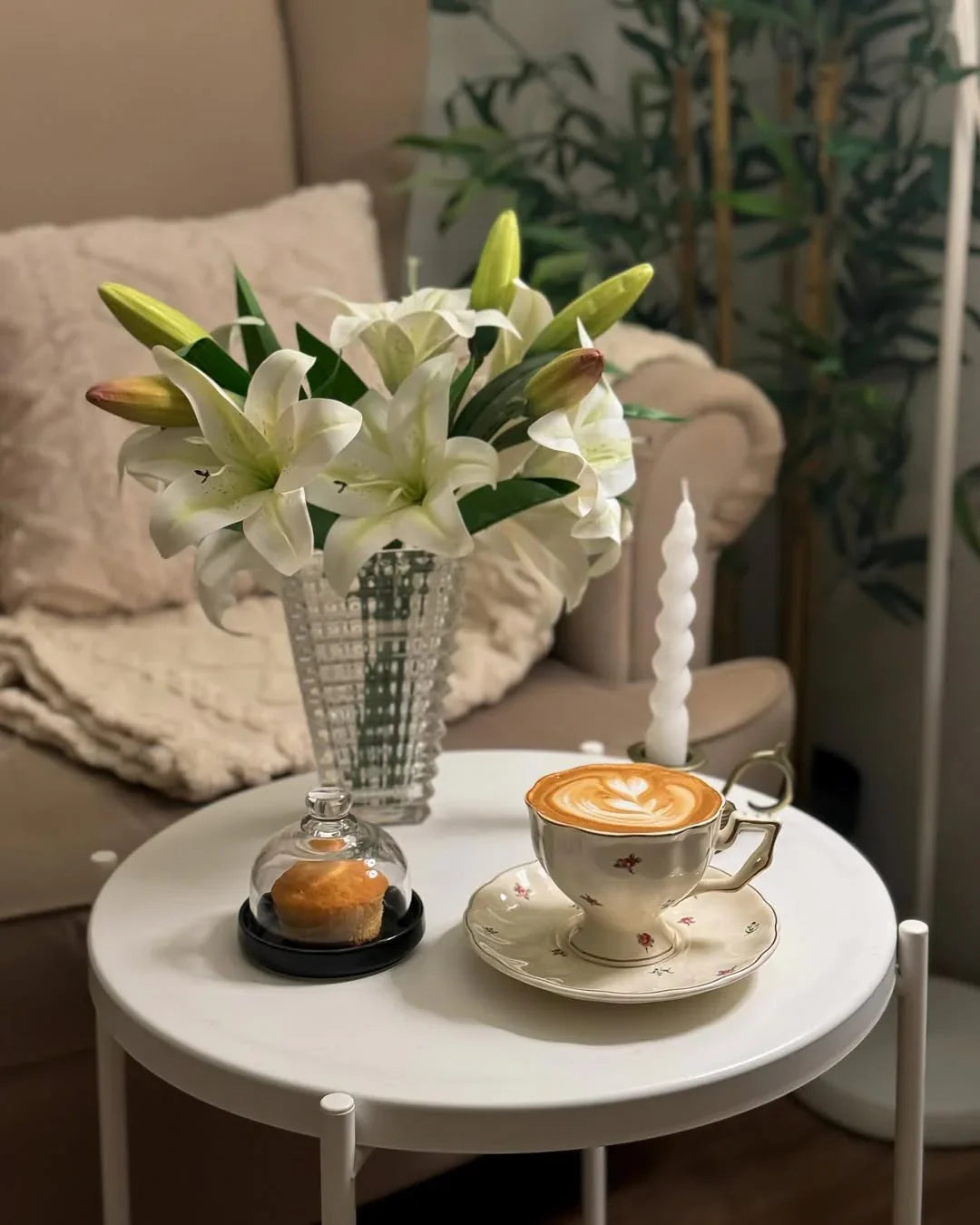 flores artificiais Lírios Paz ⚪  Um Toque Refinado