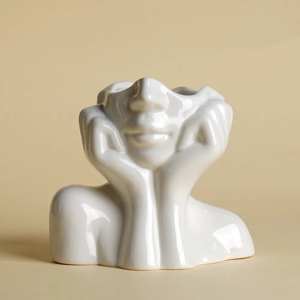 Vaso Cerâmica decorativo em ambiente minimalista, destacando seu design artístico e acabamento sofisticado.