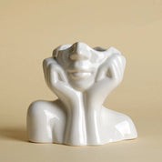 Vaso Cerâmica decorativo em ambiente minimalista, destacando seu design artístico e acabamento sofisticado.