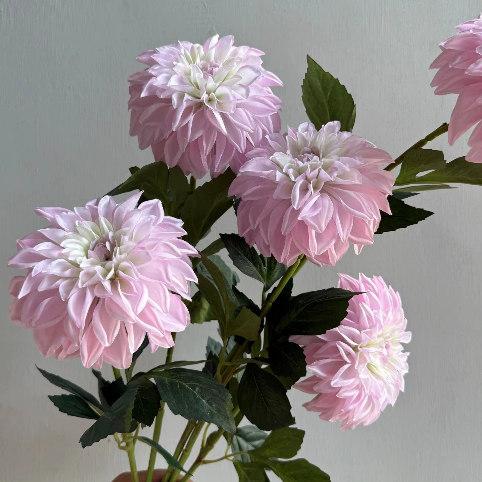 dahlia_lilas_artificiais_realista.webp
