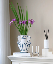 Detalhe da pintura artesanal em vasos de ceramica escultural – IzaraFlores