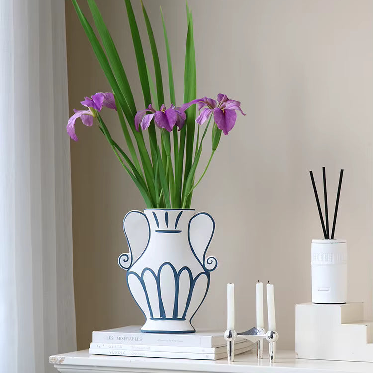 Detalhe da pintura artesanal em vasos de ceramica escultural – IzaraFlores