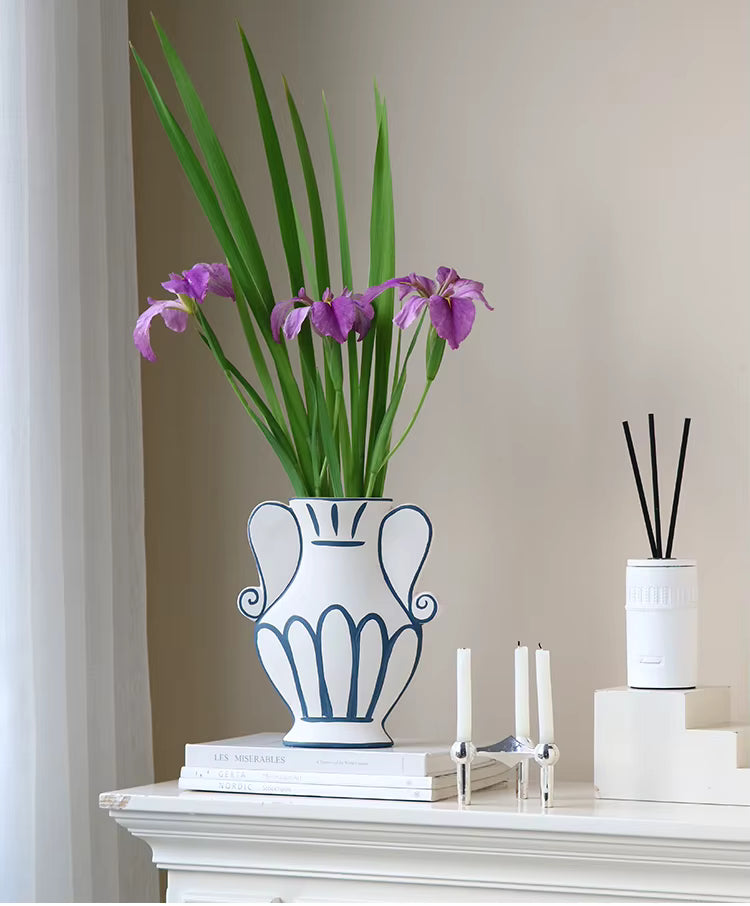 Detalhe da pintura artesanal em vasos de ceramica escultural – IzaraFlores