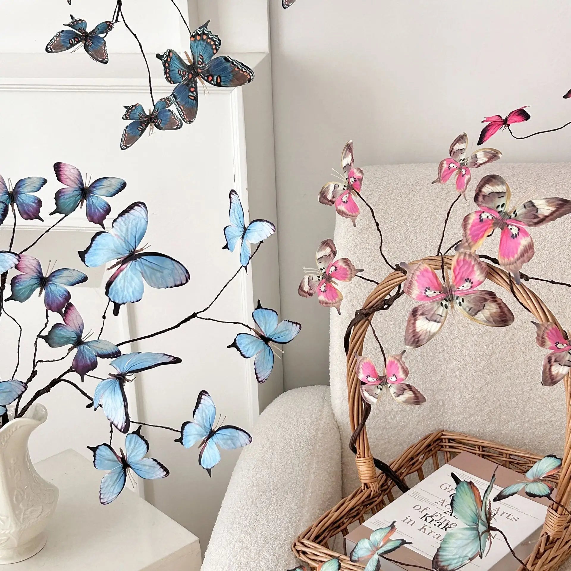 Galhos de flores artificiais com borboletas elegantes, ideais para decoração sofisticada e delicada.