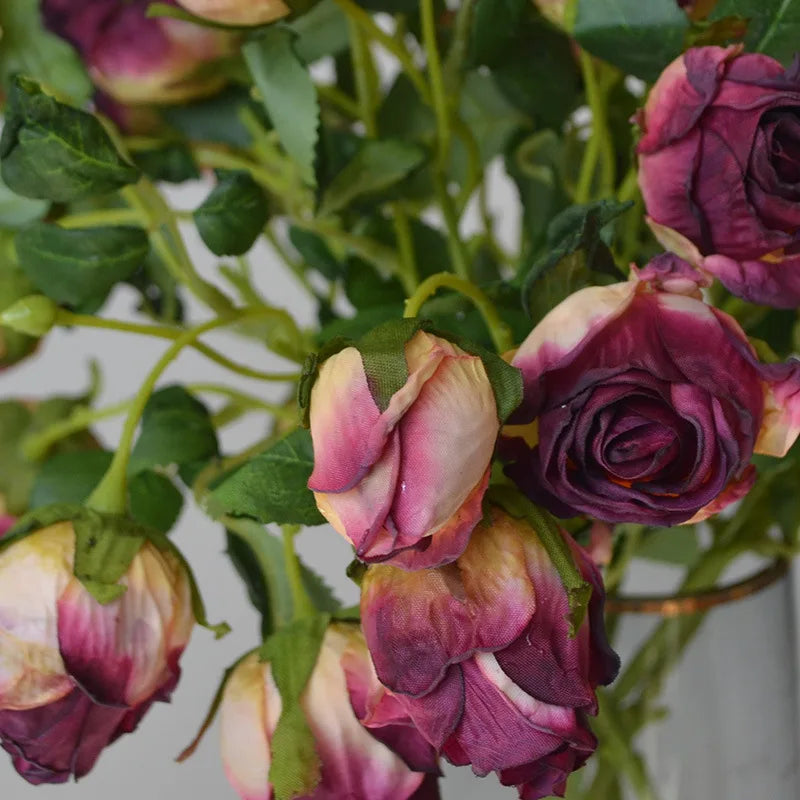 Flores artificiais em tons de outono com bordas roxo, ideais para decoração sofisticada e aconchegante.