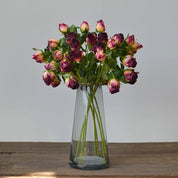 Flores artificiais em tons de outono com bordas roxo, ideais para decoração sofisticada e aconchegante