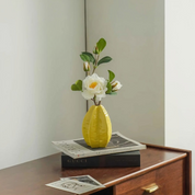 Vaso de Cerâmica Amarelo Soleil com Camélia Branca