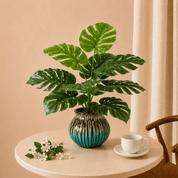 Monstera artificial premium em vaso cerâmico sobre mesa, planta artificial decorativa realista para sala
