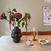 Vaso cerâmica Maison Elara com design orgânico escultural