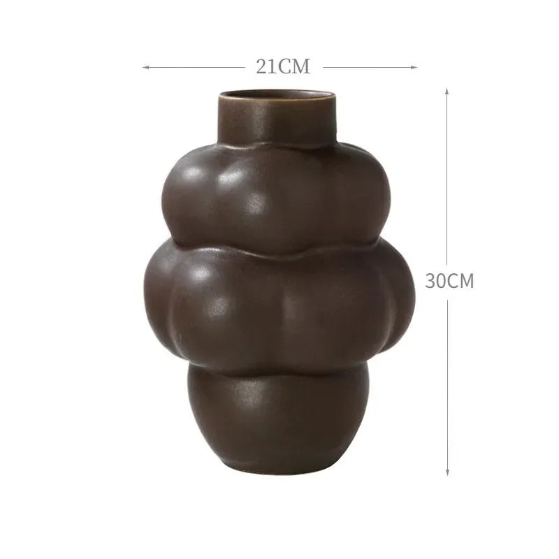 Detalhes do vaso cerâmica Maison Elara com formas orgânicas