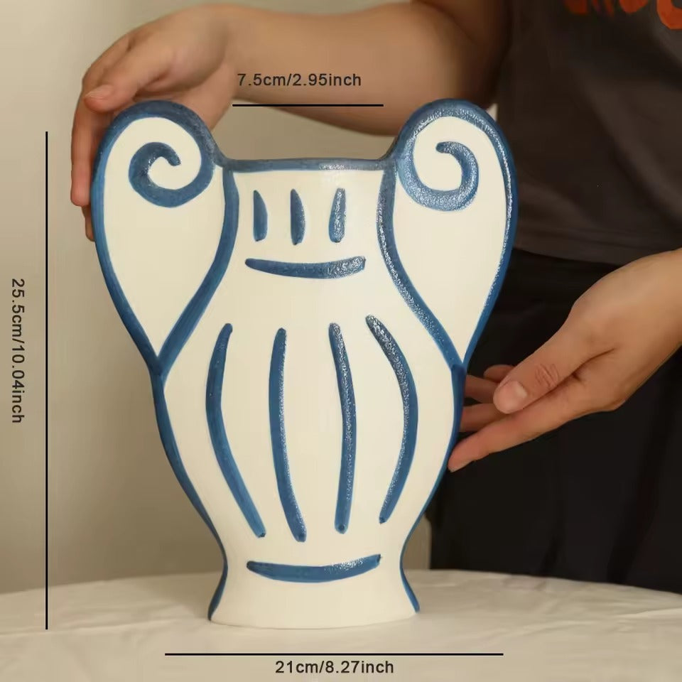 Detalhe do vasos de ceramica pintado à mão Maison Valéria em ambiente sofisticado