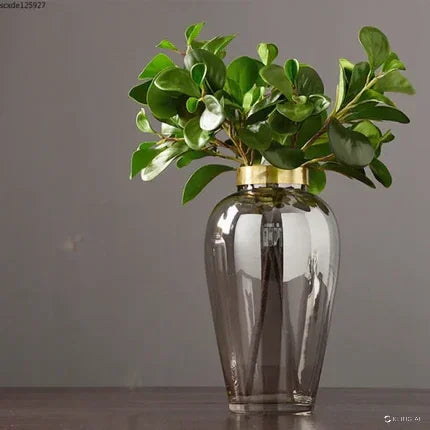 Vaso de vidro grande com design escultural e base metálica