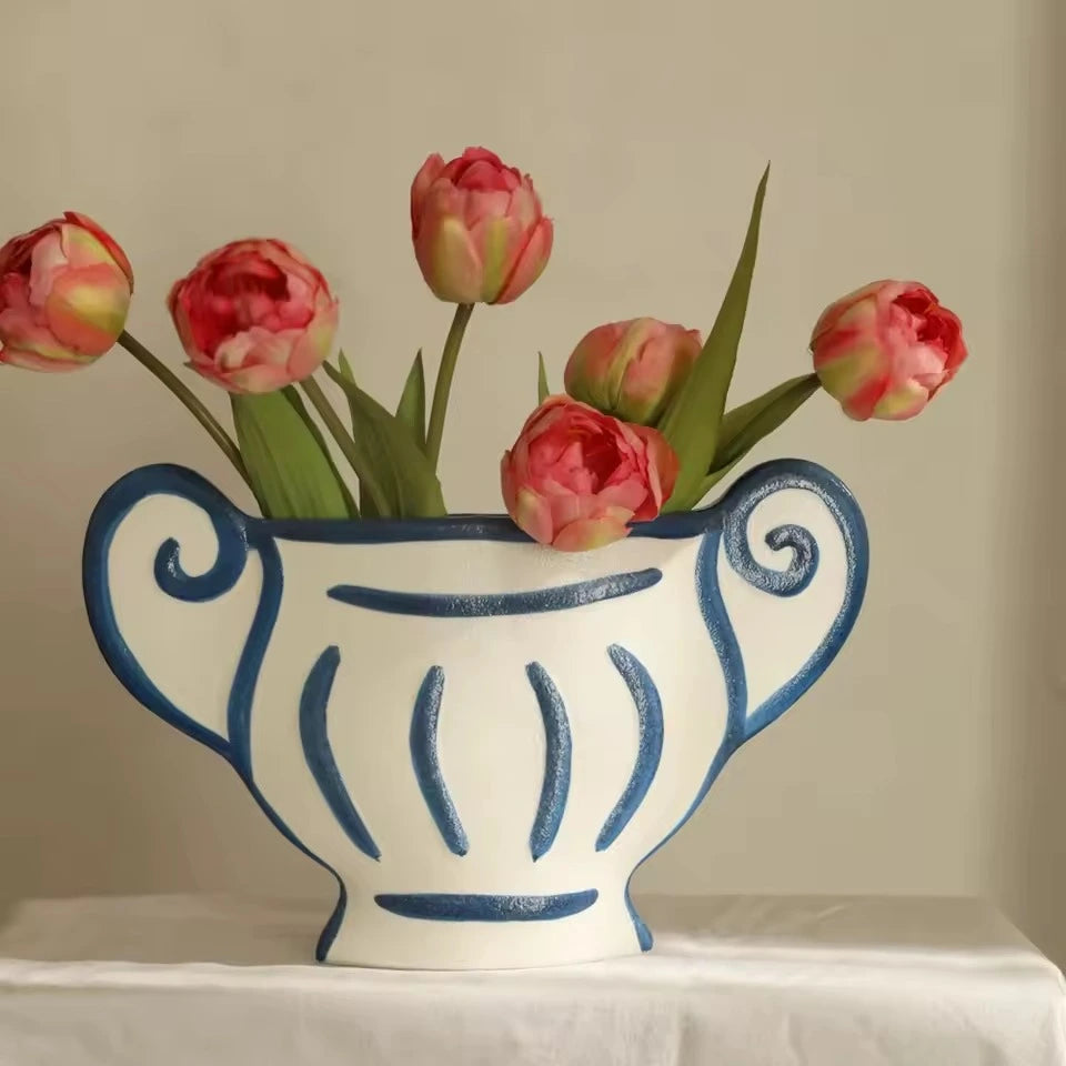 Vasos de ceramica escultural pintado à mão em ambiente elegante – IzaraFlores