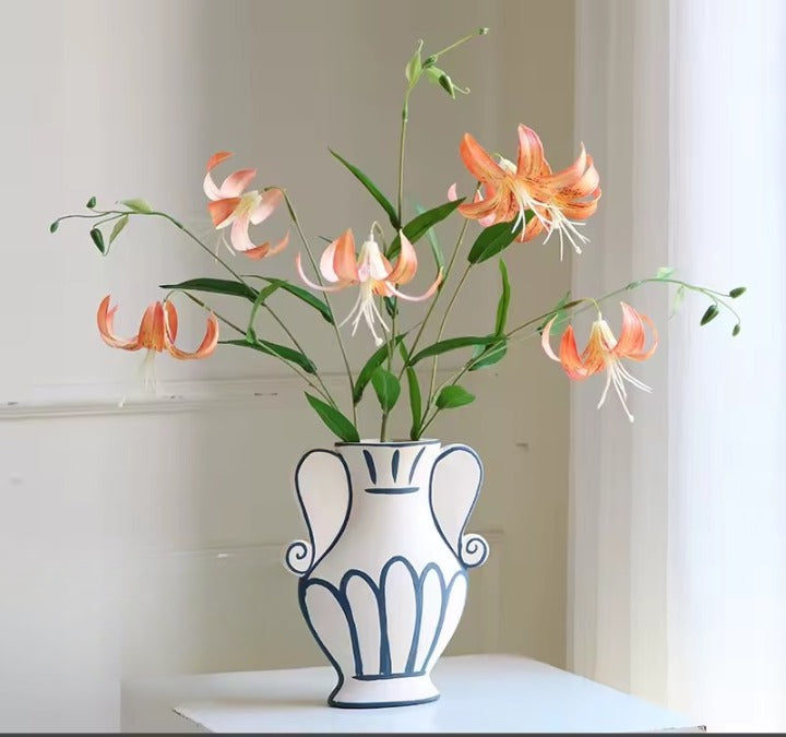 Vaso de ceramica decorativo artesanal em sala de estar – IzaraFlores