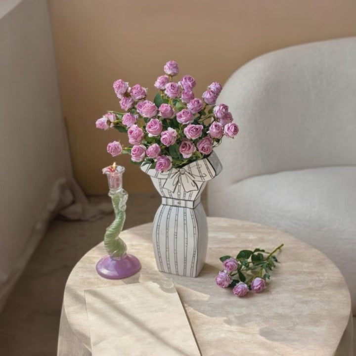 Detalhe artístico dos vasos de ceramica Vestis Imperia com design escultural