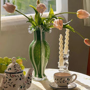 Vasos de vidro artístico verde com design minimalista