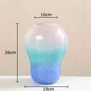 Detalhe do acabamento em degradê azul do vaso de vidro grande soprado Aurora Blue