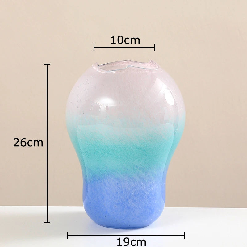 Detalhe do acabamento em degradê azul do vaso de vidro grande soprado Aurora Blue