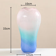 Detalhe do acabamento em degradê azul do vaso de vidro grande soprado Aurora Blue