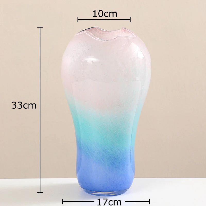 Detalhe do acabamento em degradê azul do vaso de vidro grande soprado Aurora Blue