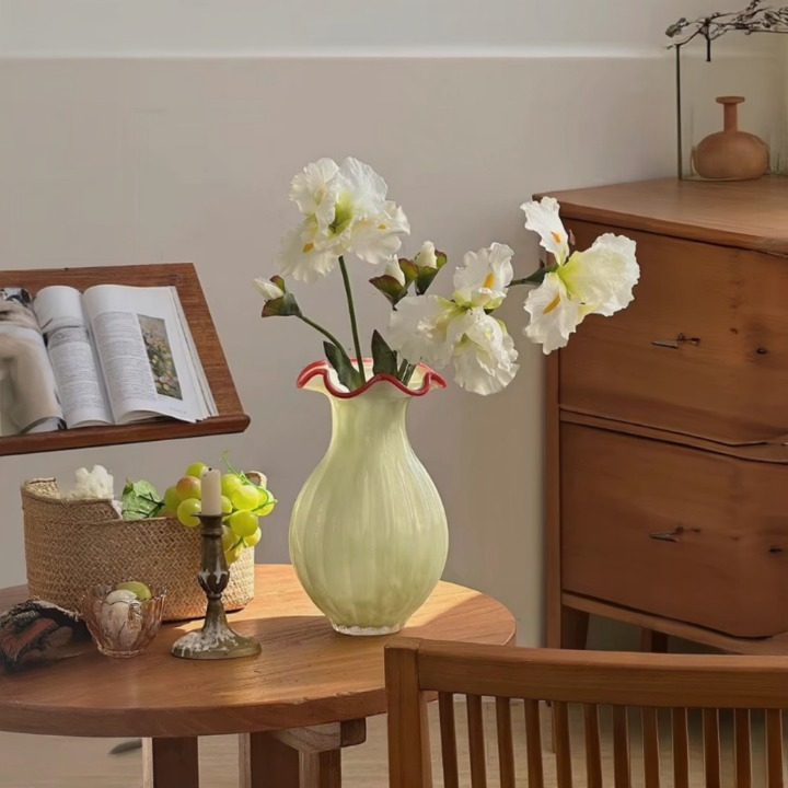 Vasos de vidro grande vintage francês decorando sala de estar sofisticada