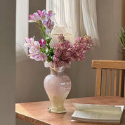 Vasos de vidro grande rosa estilo Fenton decorando ambiente romântico e elegante