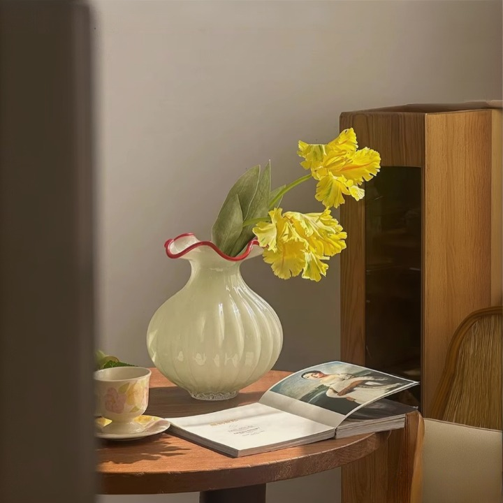 Vasos de vidro vintage ÉPOQUE decorando ambiente sofisticado